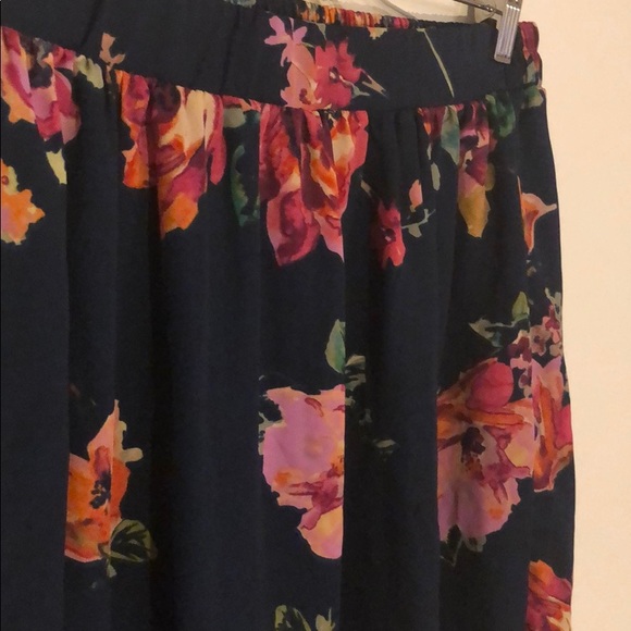 Francesca’s flowy floral skirt - Picture 2 of 3